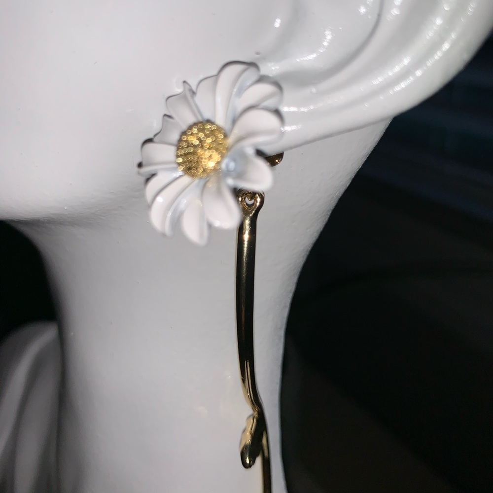 Daisy Earrings - NEW - Picture 3 of 4